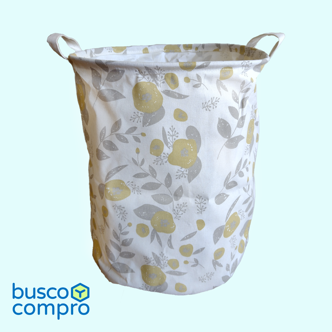 Cesto de tela color crudo, con figuras florales y hojas