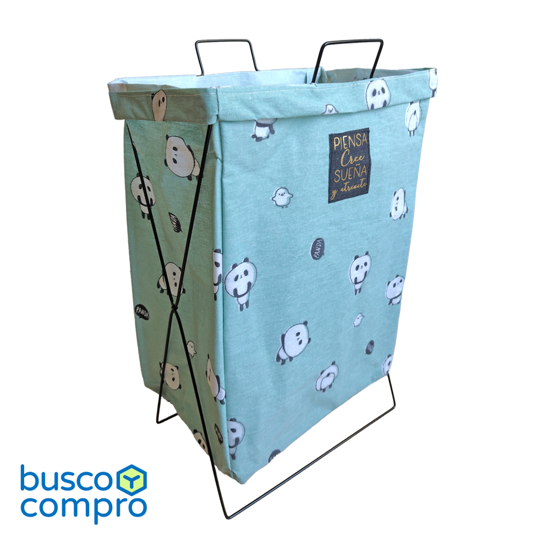 Cesto rectangular con estructura metálica plegable, de tela color verde agua, y con figuras de oso panda