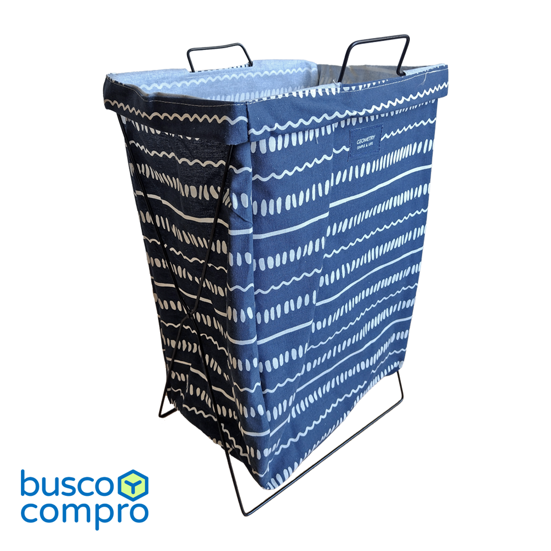 Cesto rectangular con estructura metálica plegable, de tela color azul con figuras en blanco