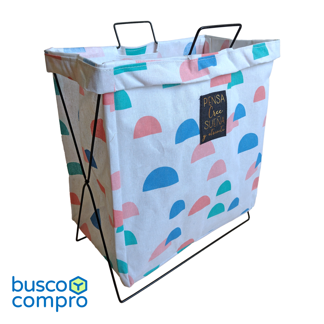 Cesto rectangular con estructura metálica plegable, de tela color gris claro con figuras en azul, calipso y damasco