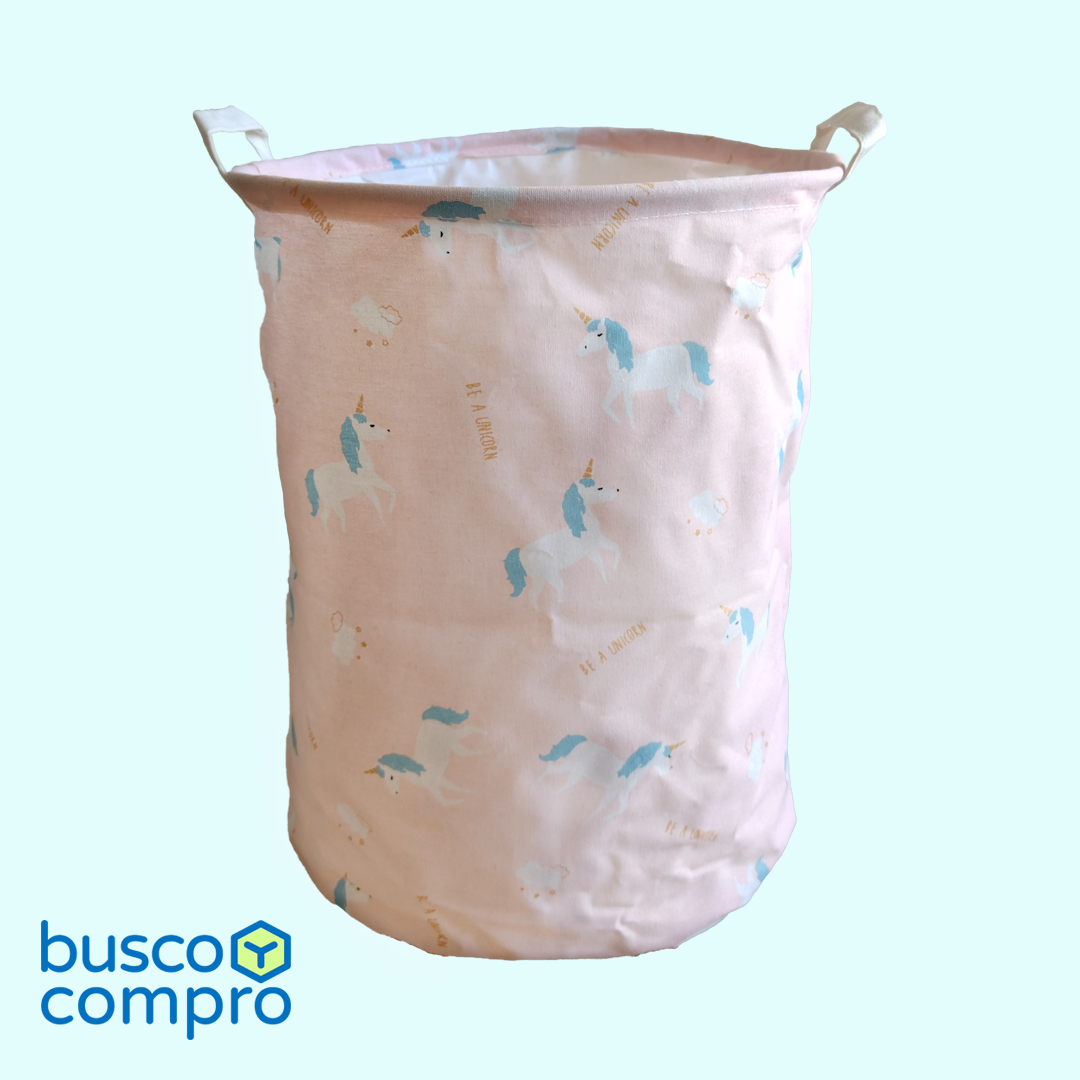 Cesto de tela color rosado, con figuras de unicornio