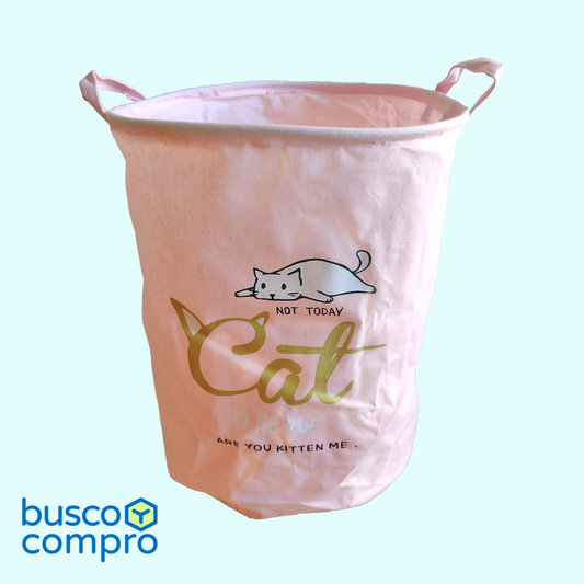 Cesto de tela color rosado, con la imagen de un gato