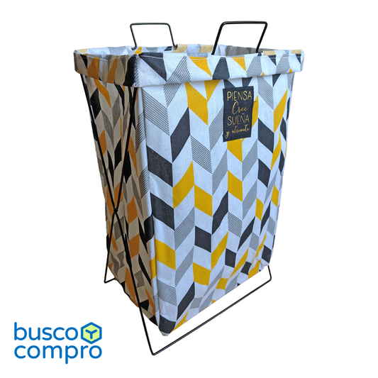 Cesto rectangular con estructura metálica plegable, de tela con trama geométrica en colores negro, gris y amarillo
