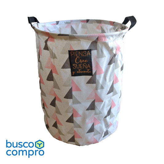 Cesto de tela color gris, con figuras triangulares en gris oscuro y rosado